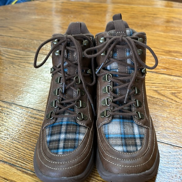 Rocket Dog brown lace up hiking style boots. Size 6. Excellent condition. - Picture 7 of 12